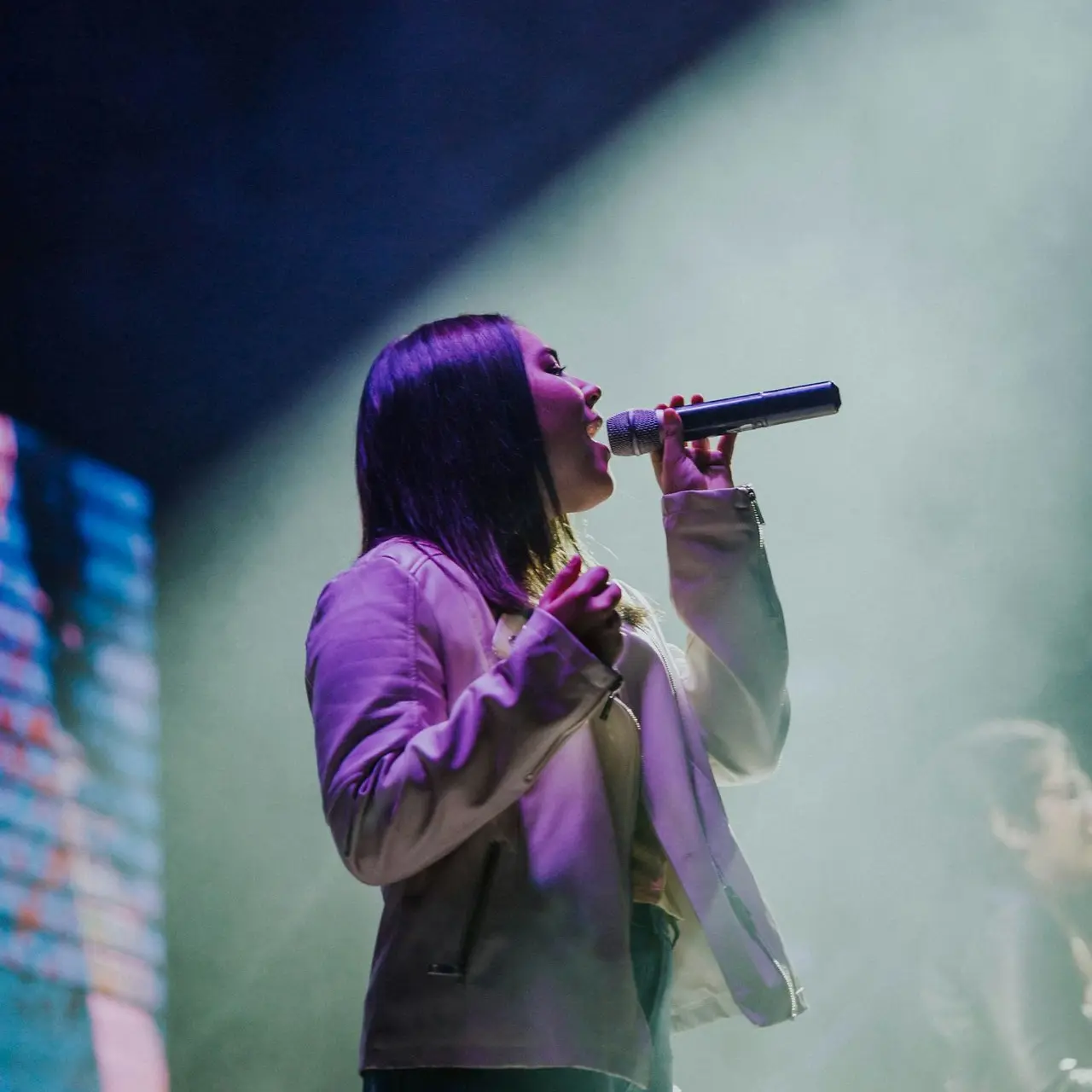 girl holding microphone close-up photography